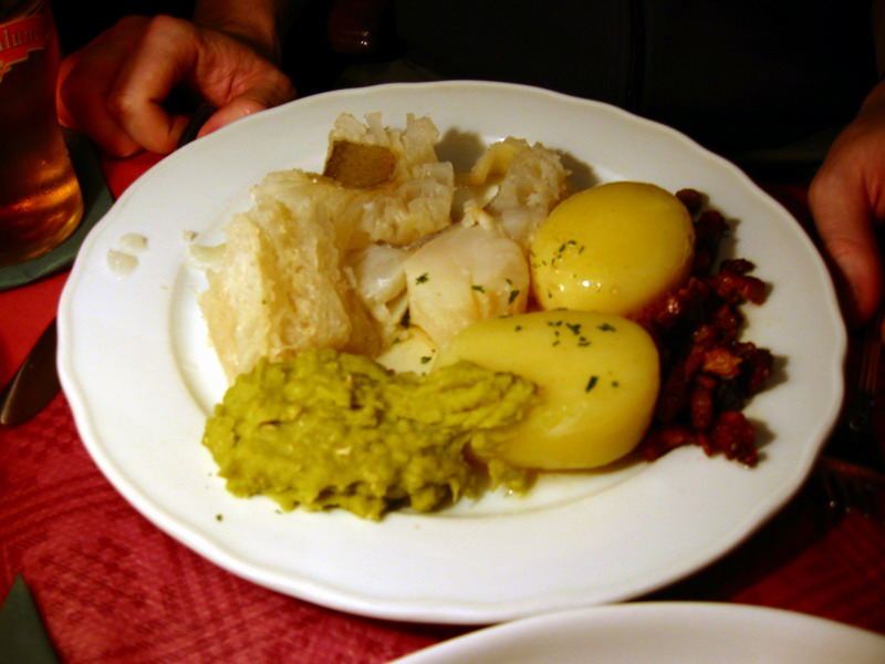 Scandinavie - Lutefisk servi avec pommes de terre, pois cassés et bacon (wiki)   